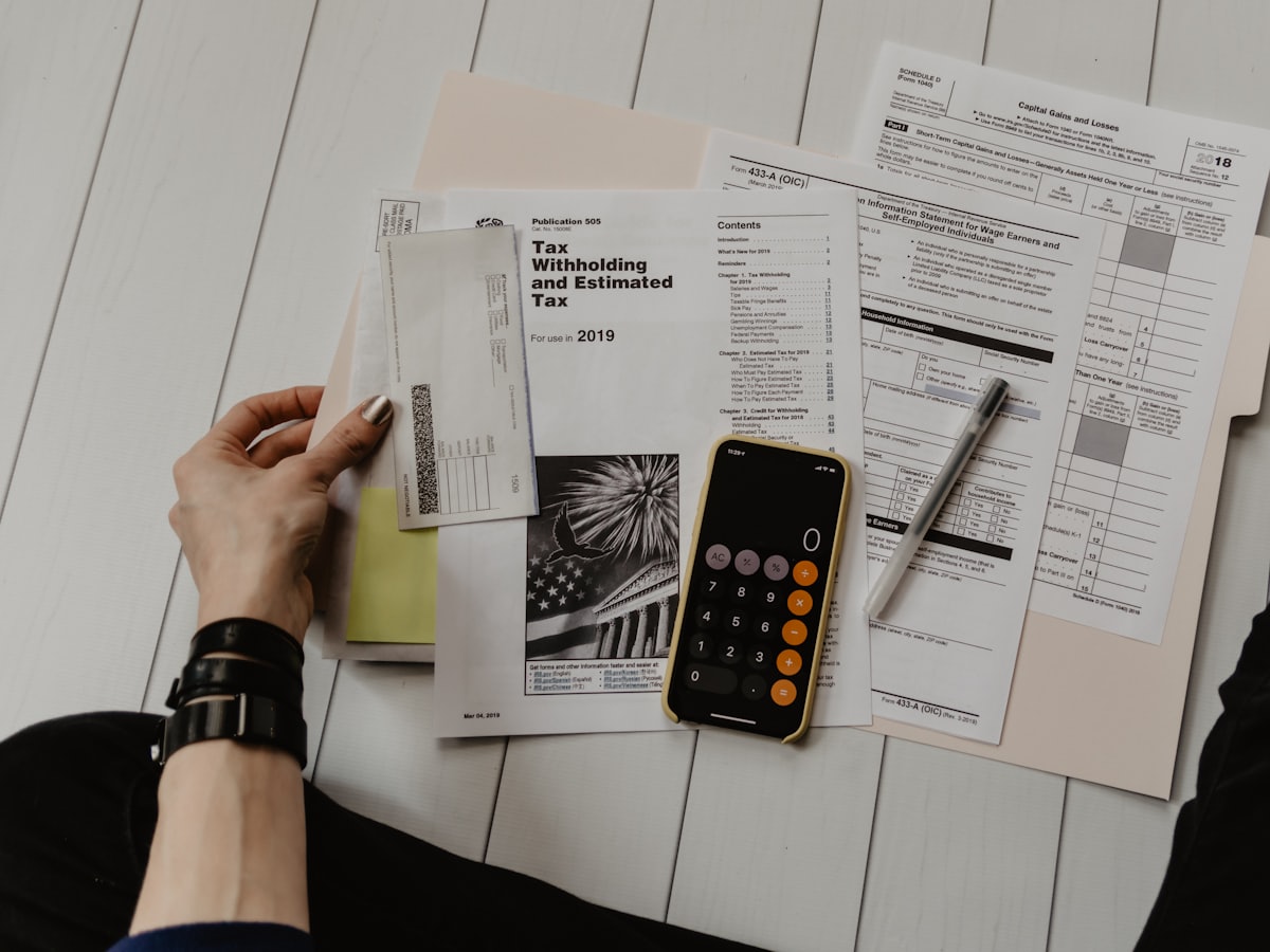 Documents de préparation d’impôts et une calculatrice sur un bureau