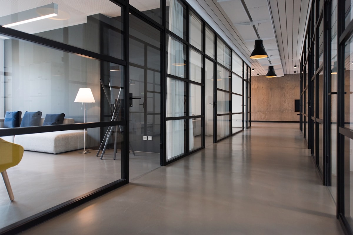 Intérieur d’un bureau professionnel moderne et soigné